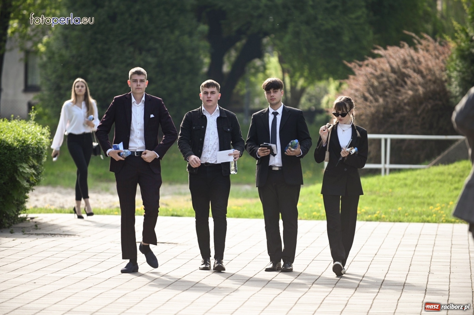 Zdjęcie w galerii na portalu naszraciborz.pl: Humory rankiem dopisywały [matura w II LO] wiadomości z regionu