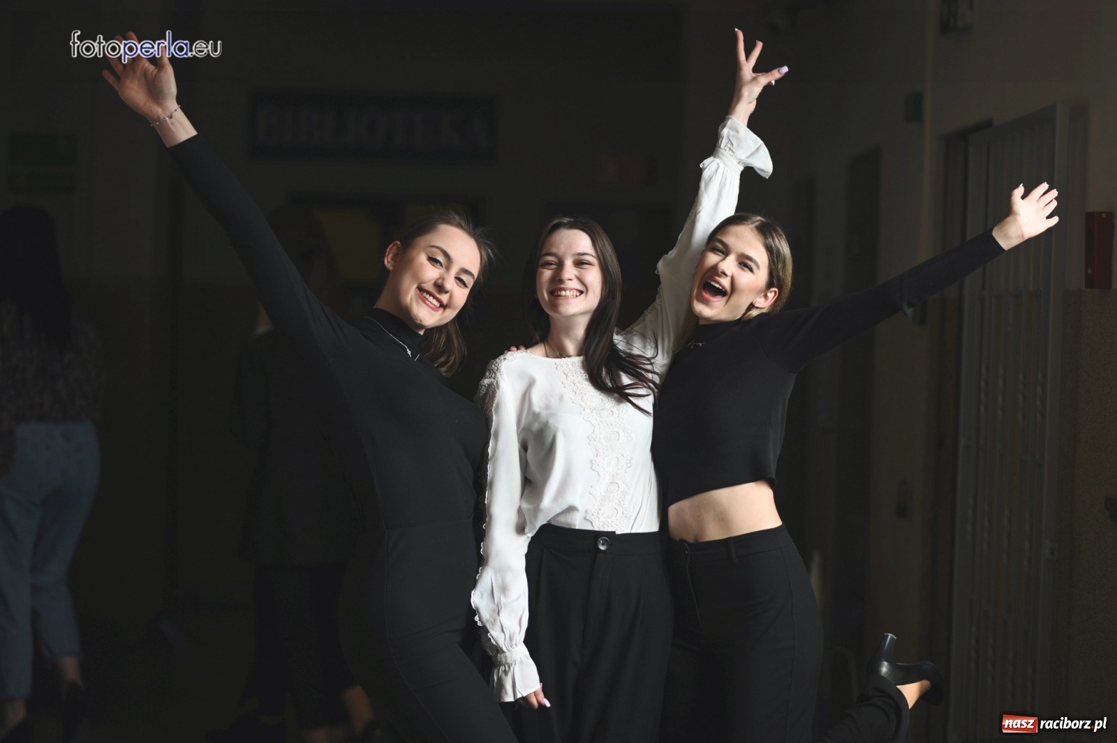 Zdjęcie w galerii na portalu naszraciborz.pl: Humory rankiem dopisywały [matura w II LO] wiadomości z regionu