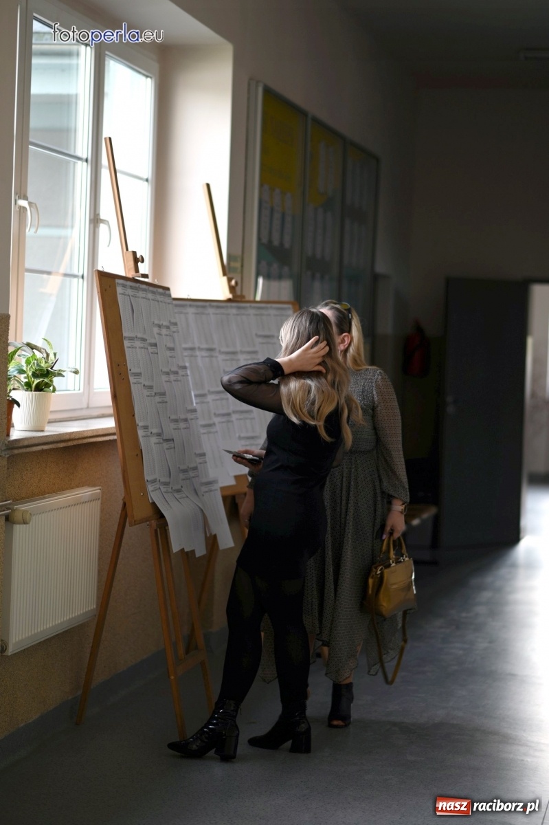 Zdjęcie w galerii na portalu naszraciborz.pl: Humory rankiem dopisywały [matura w II LO] wiadomości z regionu