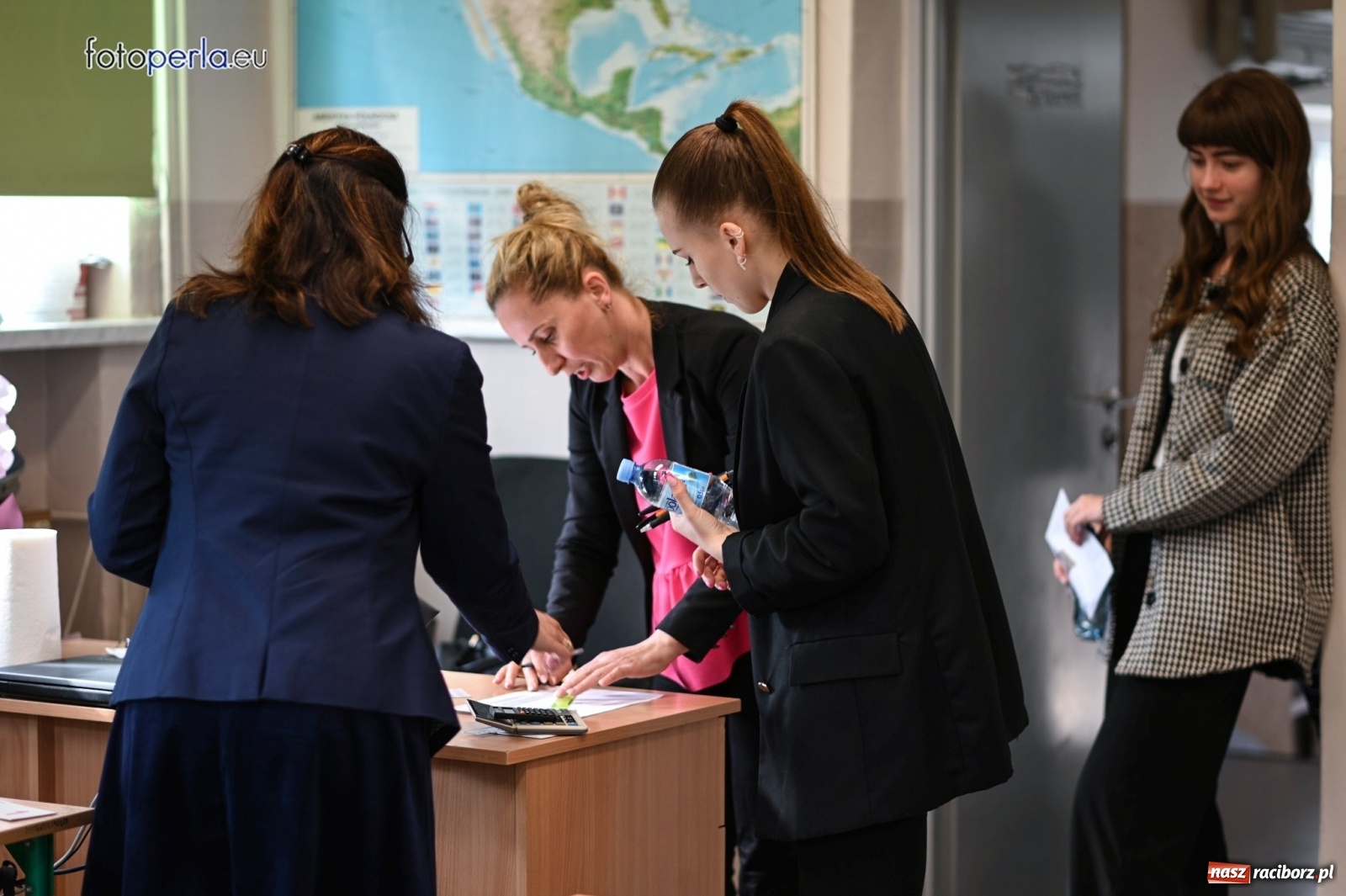 Zdjęcie w galerii na portalu naszraciborz.pl: Humory rankiem dopisywały [matura w II LO] wiadomości z regionu