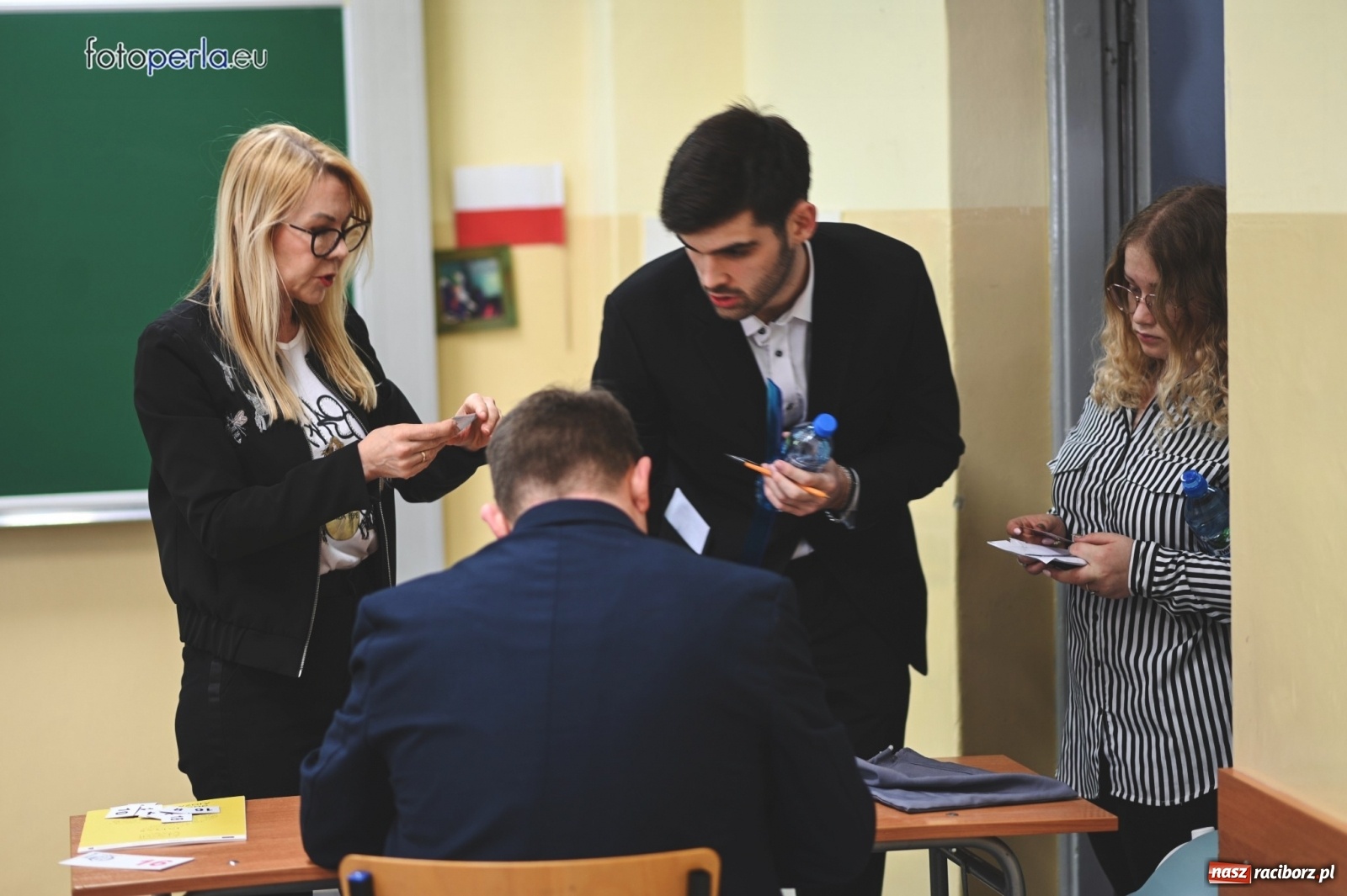 Zdjęcie w galerii na portalu naszraciborz.pl: Humory rankiem dopisywały [matura w II LO] wiadomości z regionu