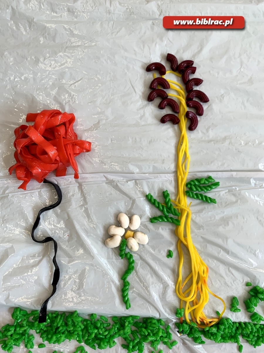 Zdjęcie w galerii na portalu naszraciborz.pl: Bosymi stopami po dywanie z makaronu wiadomości z regionu