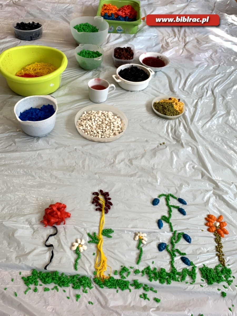 Zdjęcie w galerii na portalu naszraciborz.pl: Bosymi stopami po dywanie z makaronu wiadomości z regionu