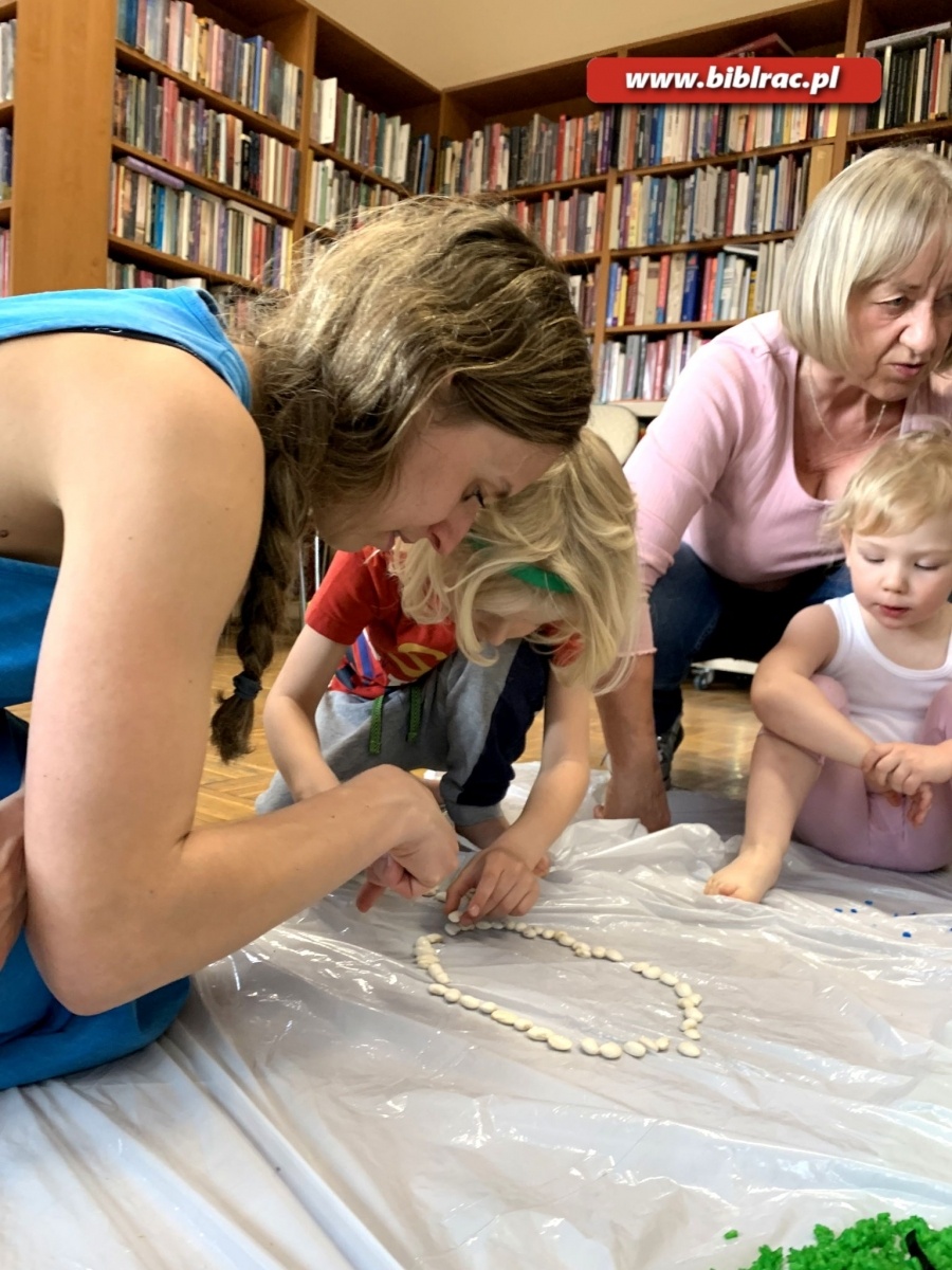 Zdjęcie w galerii na portalu naszraciborz.pl: Bosymi stopami po dywanie z makaronu wiadomości z regionu