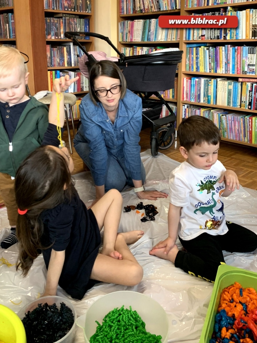 Zdjęcie w galerii na portalu naszraciborz.pl: Bosymi stopami po dywanie z makaronu wiadomości z regionu