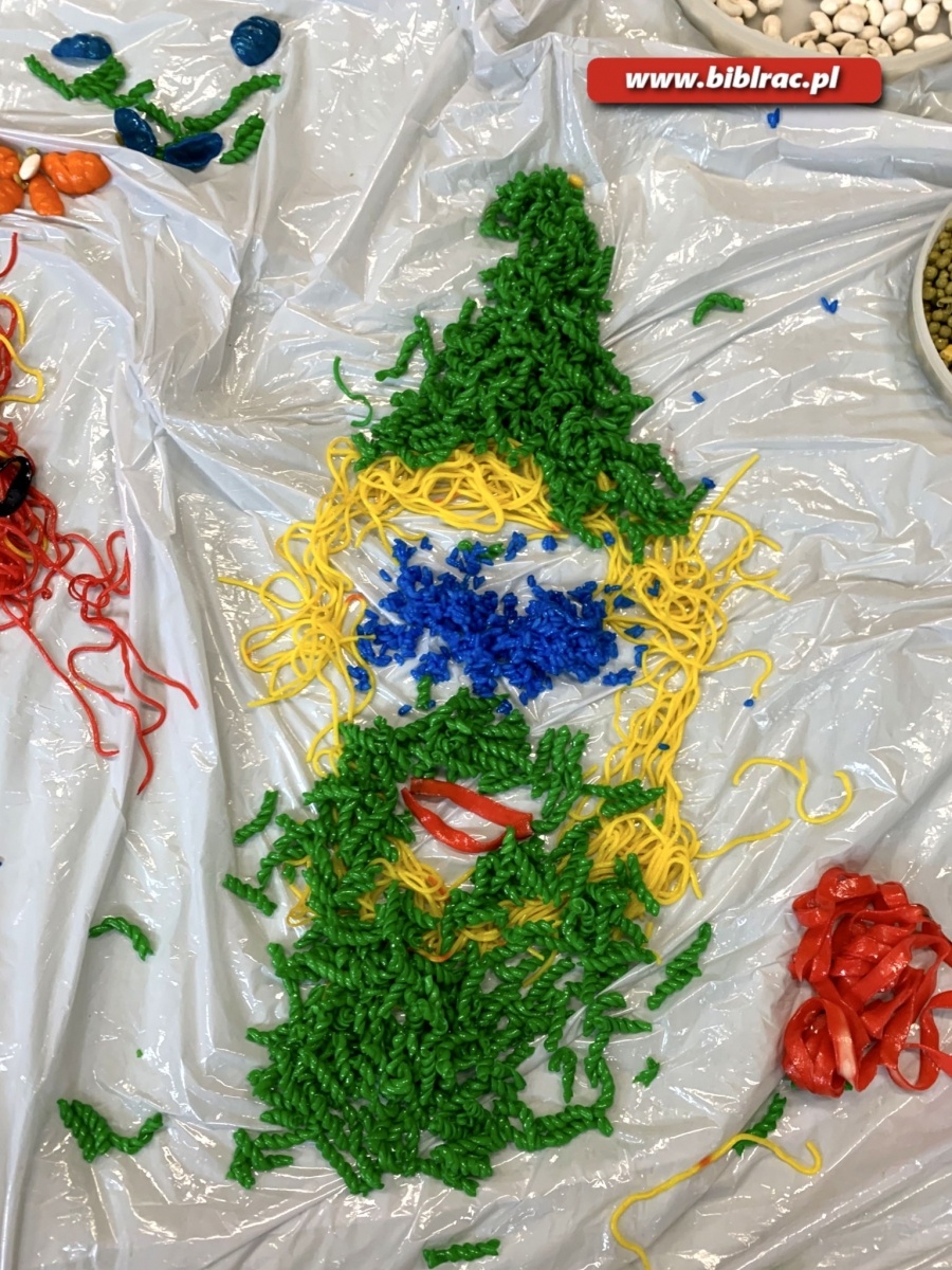 Zdjęcie w galerii na portalu naszraciborz.pl: Bosymi stopami po dywanie z makaronu wiadomości z regionu