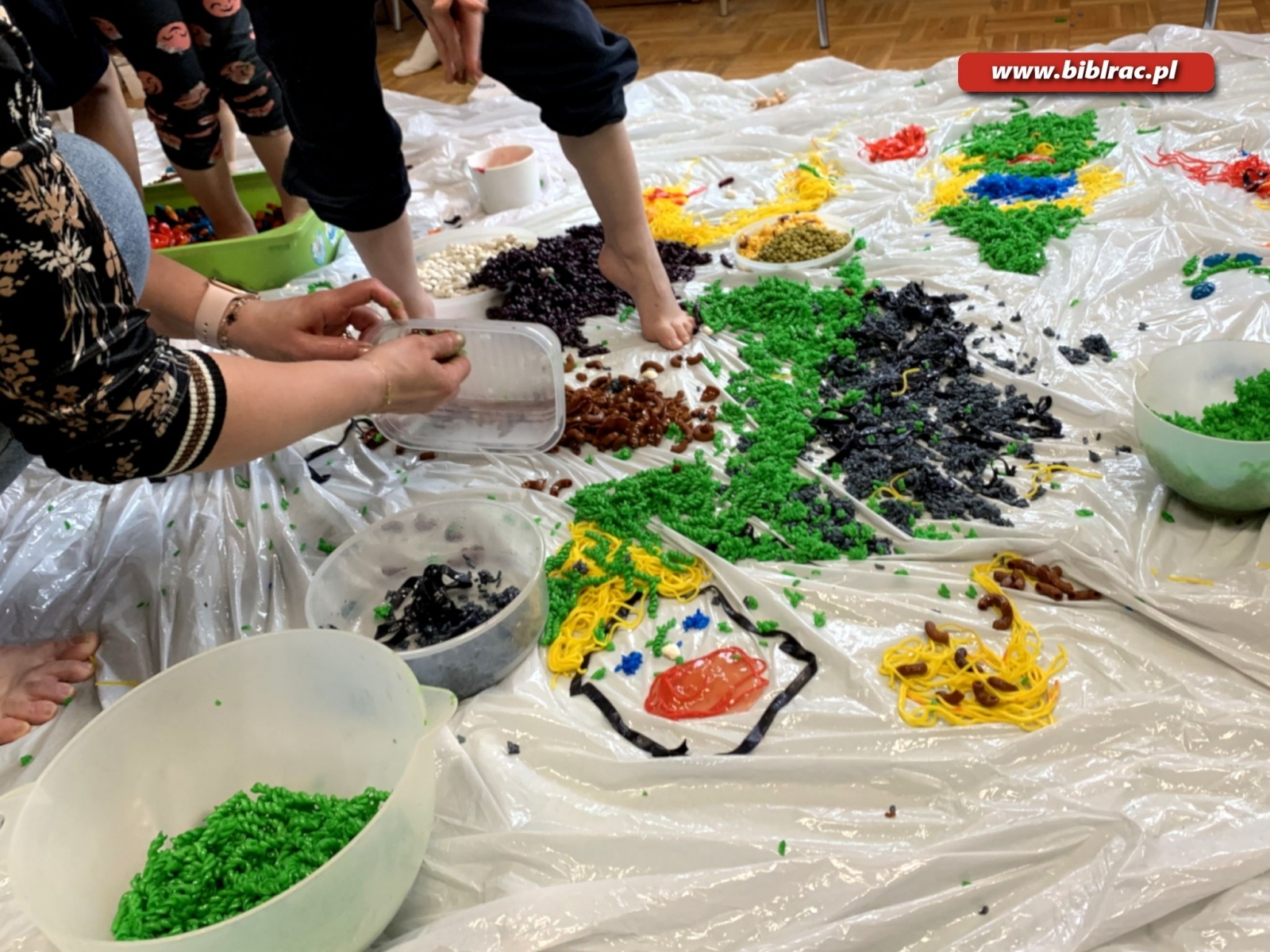 Zdjęcie w galerii na portalu naszraciborz.pl: Bosymi stopami po dywanie z makaronu wiadomości z regionu