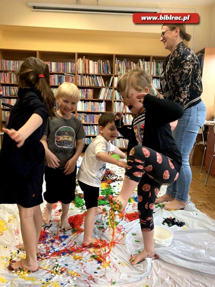 Zdjęcie w galerii na portalu naszraciborz.pl: Bosymi stopami po dywanie z makaronu wiadomości z regionu