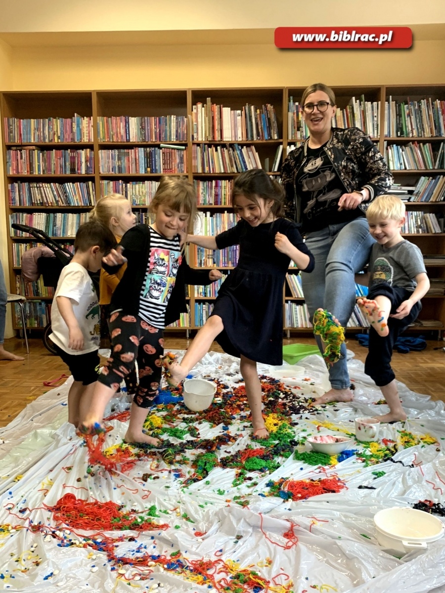 Zdjęcie w galerii na portalu naszraciborz.pl: Bosymi stopami po dywanie z makaronu wiadomości z regionu