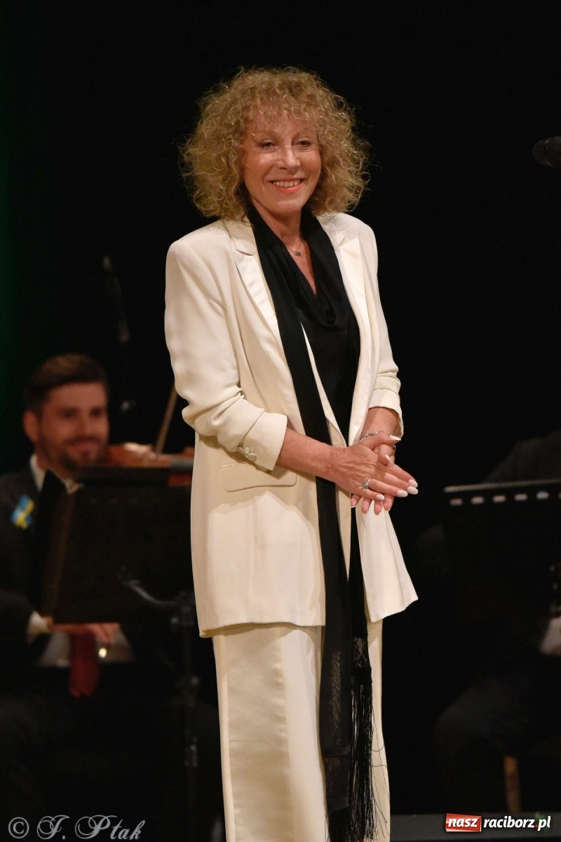 Zdjęcie w galerii na portalu naszraciborz.pl: 45 lat wspólnie na scenie. Alicja Majewska i Włodzimierz Korcz dziś w Raciborzu wiadomości z regionu