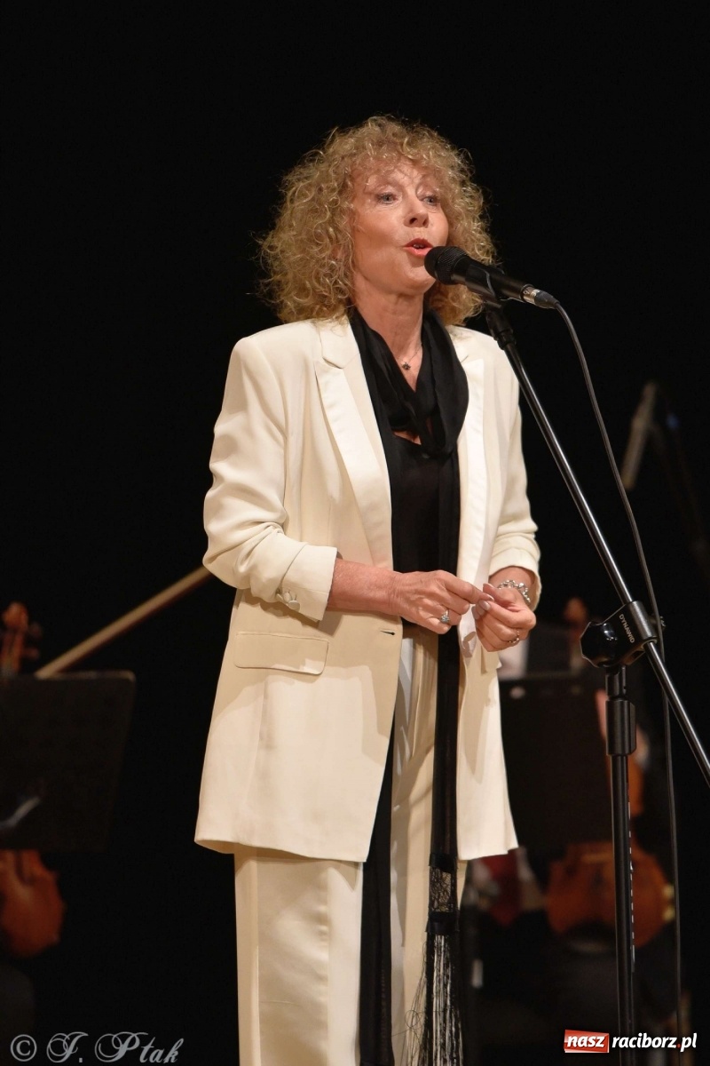 Zdjęcie w galerii na portalu naszraciborz.pl: 45 lat wspólnie na scenie. Alicja Majewska i Włodzimierz Korcz dziś w Raciborzu wiadomości z regionu