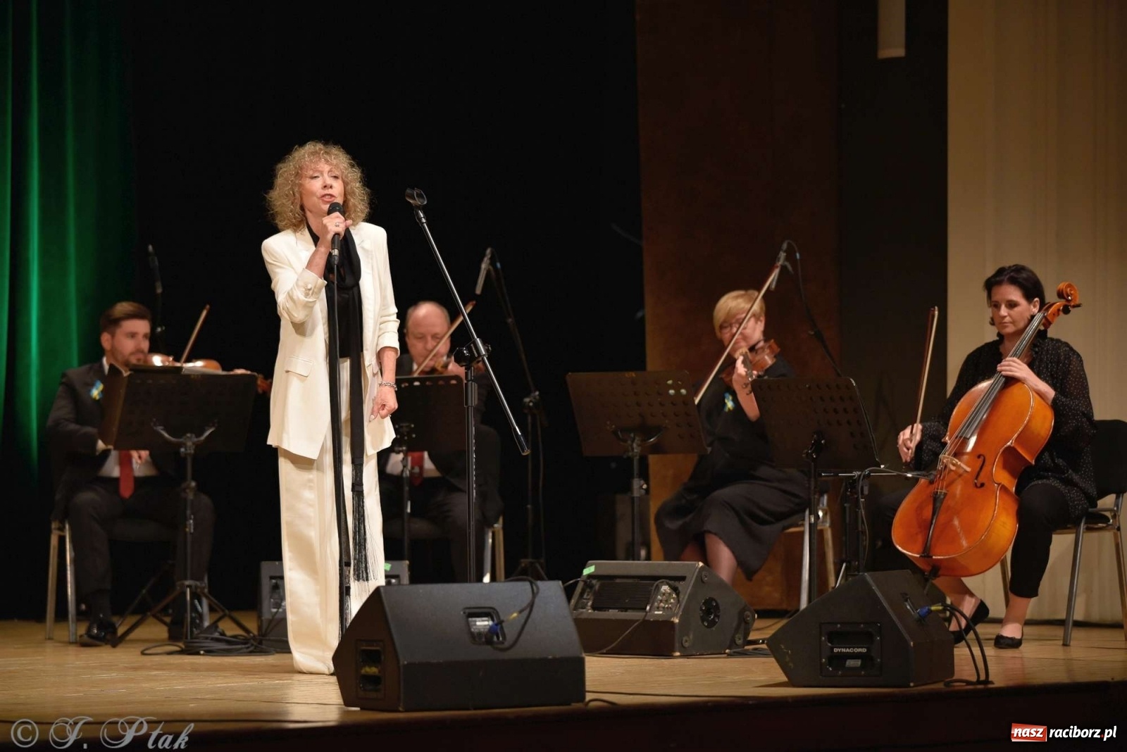 Zdjęcie w galerii na portalu naszraciborz.pl: 45 lat wspólnie na scenie. Alicja Majewska i Włodzimierz Korcz dziś w Raciborzu wiadomości z regionu