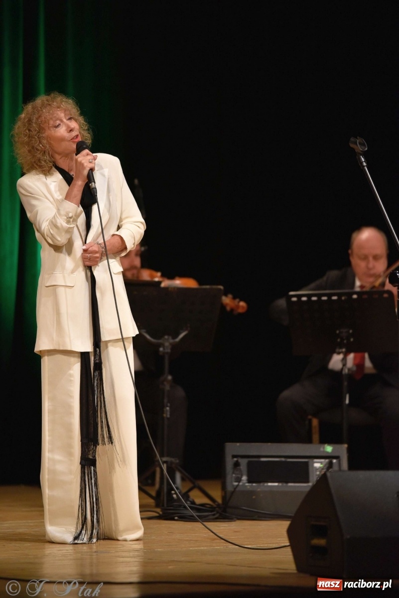 Zdjęcie w galerii na portalu naszraciborz.pl: 45 lat wspólnie na scenie. Alicja Majewska i Włodzimierz Korcz dziś w Raciborzu wiadomości z regionu