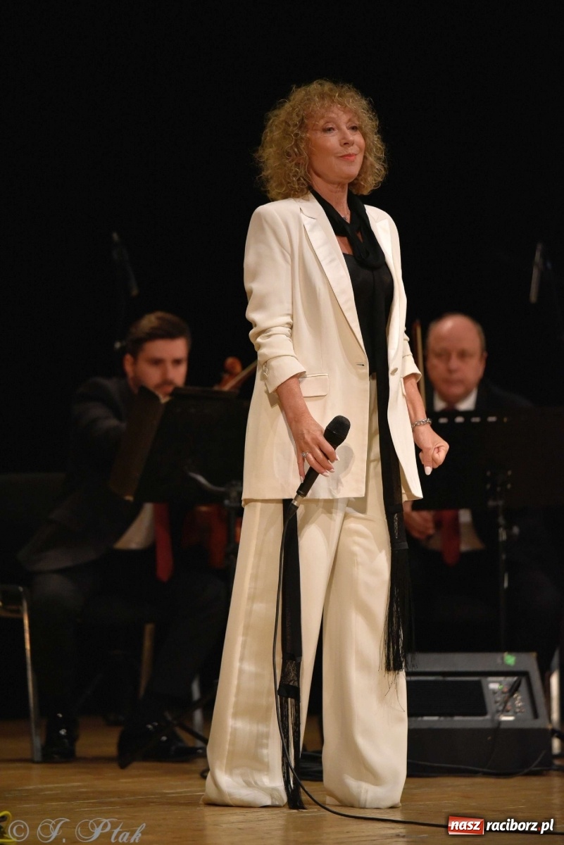 Zdjęcie w galerii na portalu naszraciborz.pl: 45 lat wspólnie na scenie. Alicja Majewska i Włodzimierz Korcz dziś w Raciborzu wiadomości z regionu