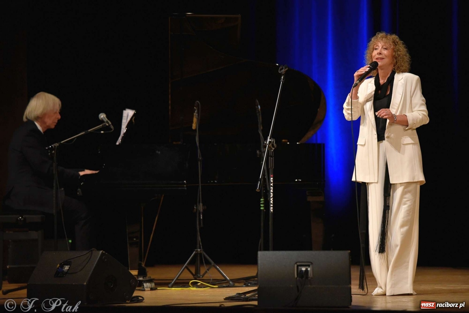 Zdjęcie w galerii na portalu naszraciborz.pl: 45 lat wspólnie na scenie. Alicja Majewska i Włodzimierz Korcz dziś w Raciborzu wiadomości z regionu