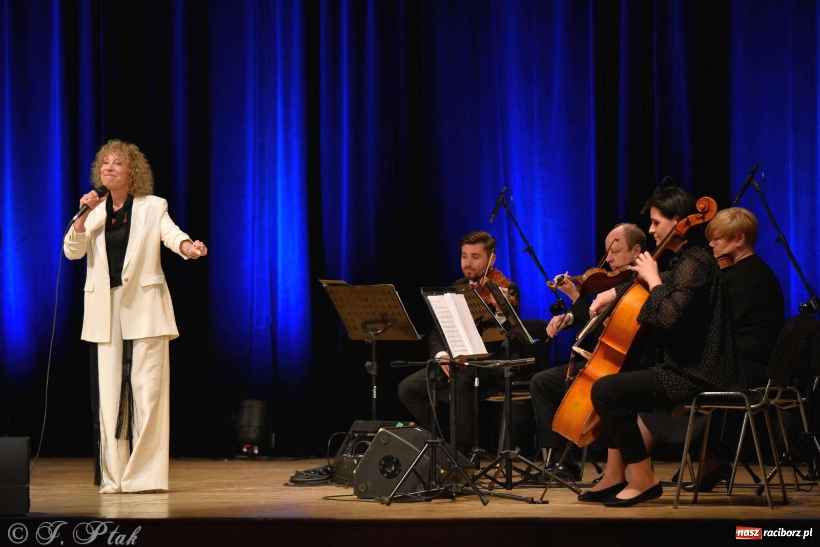 Zdjęcie w galerii na portalu naszraciborz.pl: 45 lat wspólnie na scenie. Alicja Majewska i Włodzimierz Korcz dziś w Raciborzu wiadomości z regionu