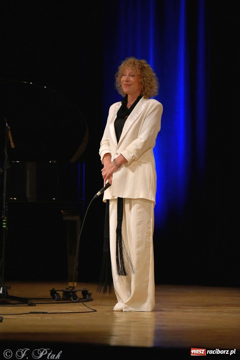 Zdjęcie w galerii na portalu naszraciborz.pl: 45 lat wspólnie na scenie. Alicja Majewska i Włodzimierz Korcz dziś w Raciborzu wiadomości z regionu