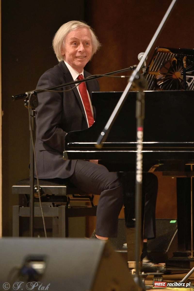 Zdjęcie w galerii na portalu naszraciborz.pl: 45 lat wspólnie na scenie. Alicja Majewska i Włodzimierz Korcz dziś w Raciborzu wiadomości z regionu