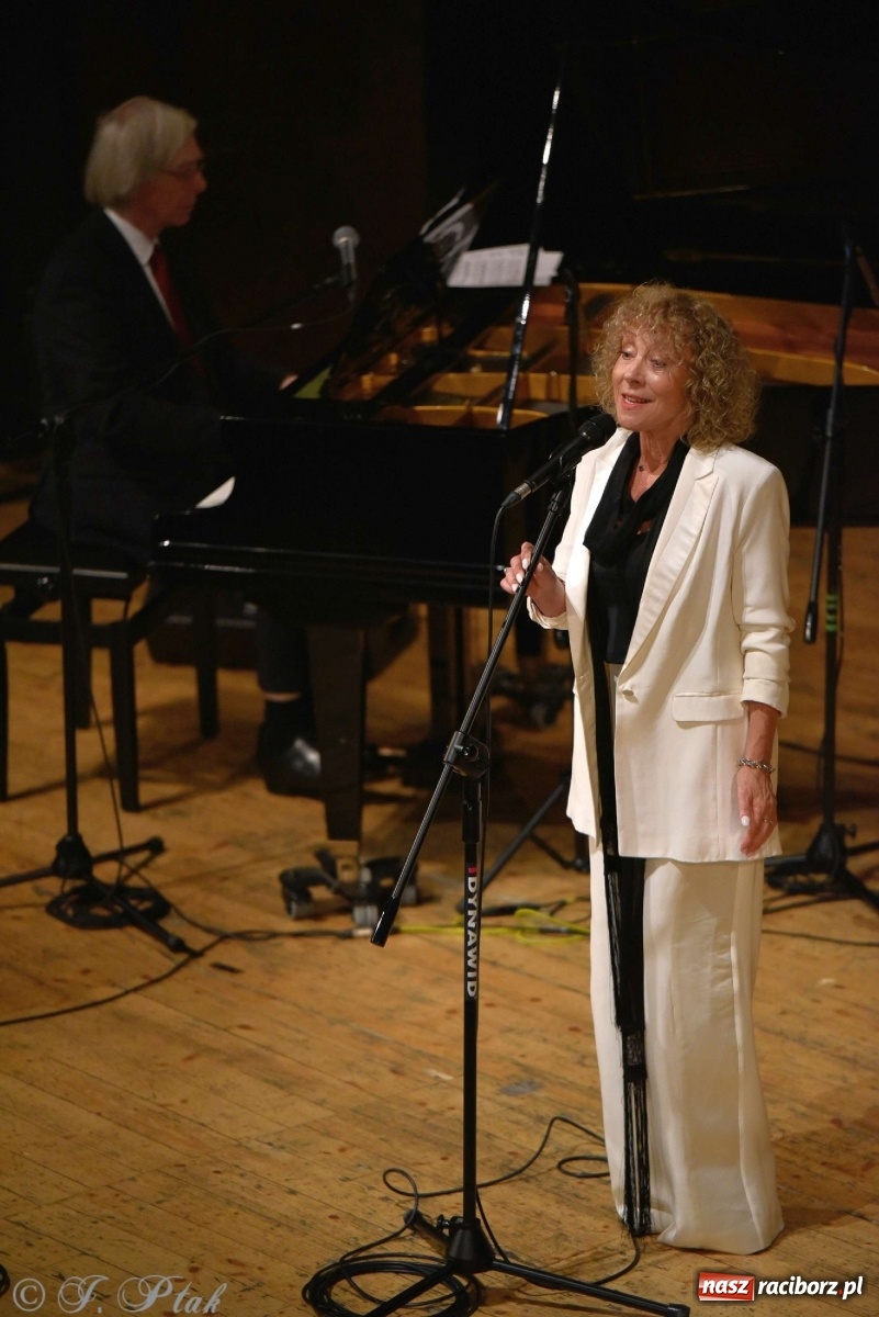 Zdjęcie w galerii na portalu naszraciborz.pl: 45 lat wspólnie na scenie. Alicja Majewska i Włodzimierz Korcz dziś w Raciborzu wiadomości z regionu