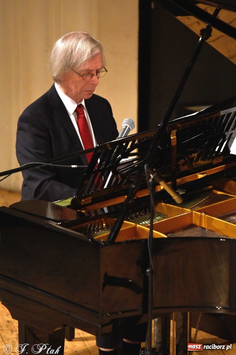 Zdjęcie w galerii na portalu naszraciborz.pl: 45 lat wspólnie na scenie. Alicja Majewska i Włodzimierz Korcz dziś w Raciborzu wiadomości z regionu