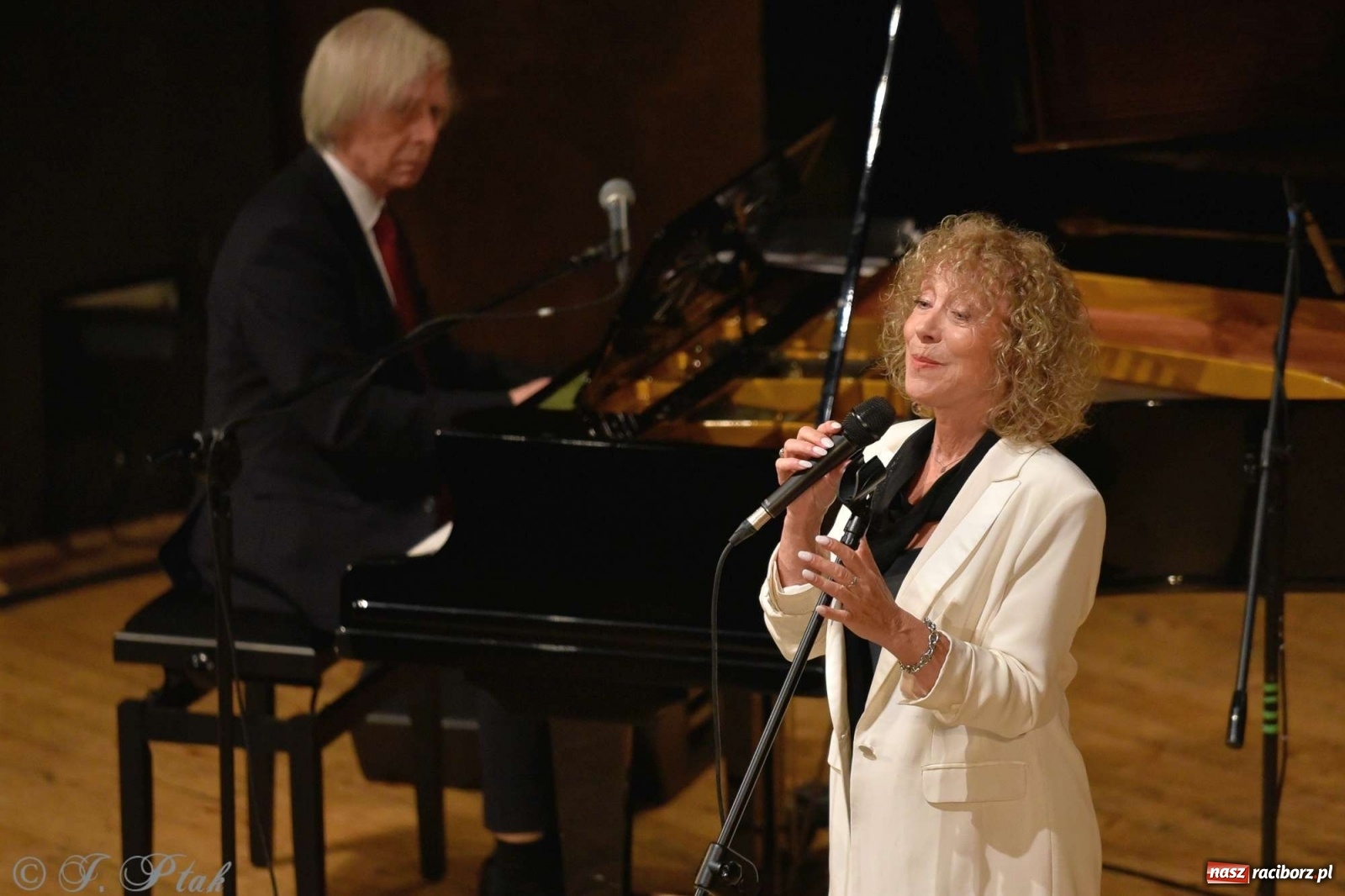 Zdjęcie w galerii na portalu naszraciborz.pl: 45 lat wspólnie na scenie. Alicja Majewska i Włodzimierz Korcz dziś w Raciborzu wiadomości z regionu