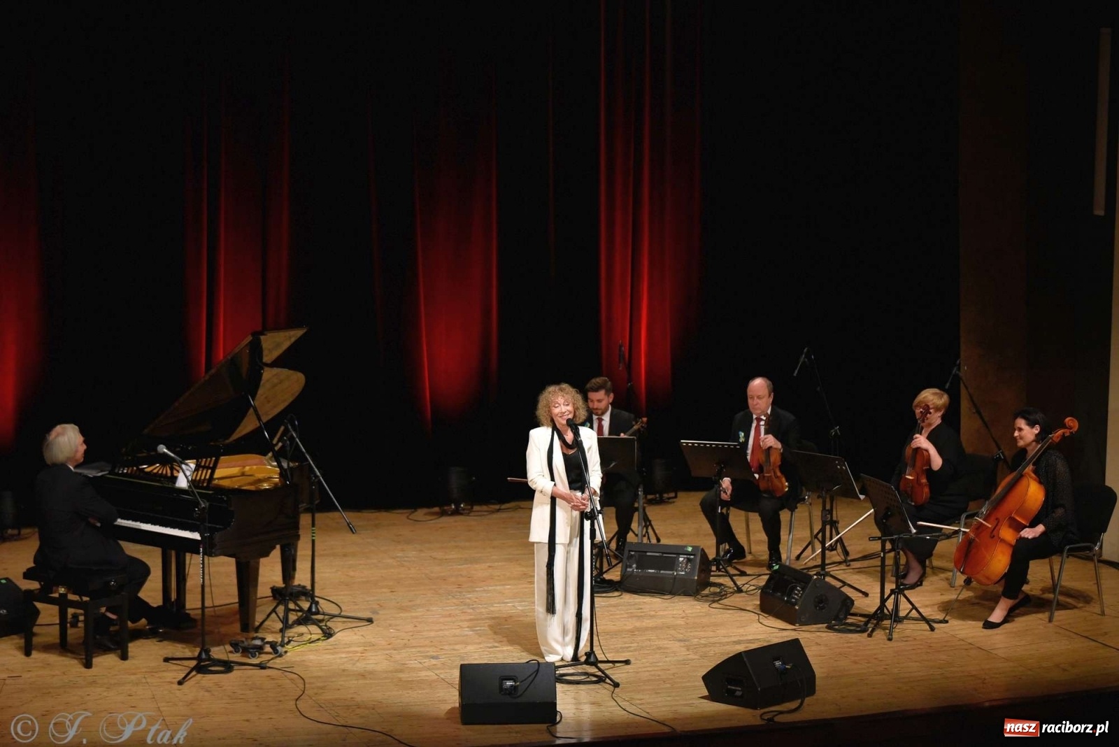 Zdjęcie w galerii na portalu naszraciborz.pl: 45 lat wspólnie na scenie. Alicja Majewska i Włodzimierz Korcz dziś w Raciborzu wiadomości z regionu