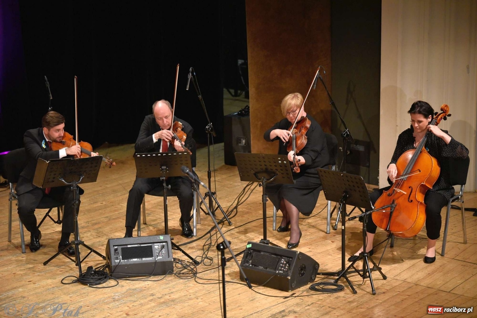 Zdjęcie w galerii na portalu naszraciborz.pl: 45 lat wspólnie na scenie. Alicja Majewska i Włodzimierz Korcz dziś w Raciborzu wiadomości z regionu