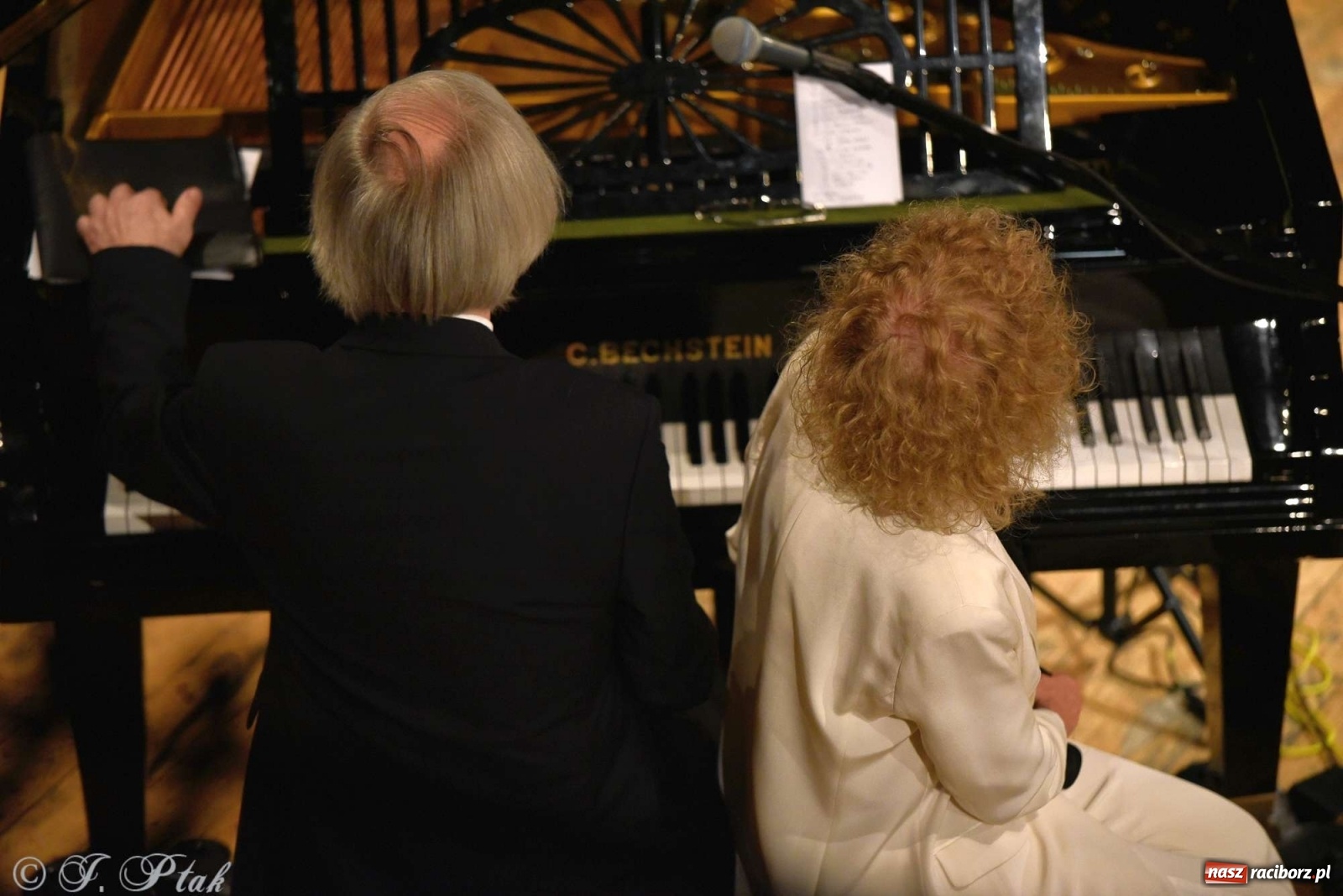 Zdjęcie w galerii na portalu naszraciborz.pl: 45 lat wspólnie na scenie. Alicja Majewska i Włodzimierz Korcz dziś w Raciborzu wiadomości z regionu