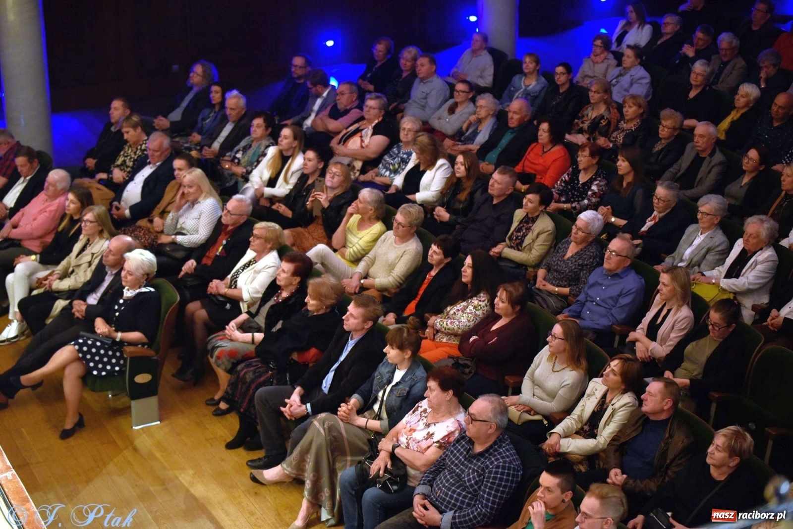 Zdjęcie w galerii na portalu naszraciborz.pl: 45 lat wspólnie na scenie. Alicja Majewska i Włodzimierz Korcz dziś w Raciborzu wiadomości z regionu