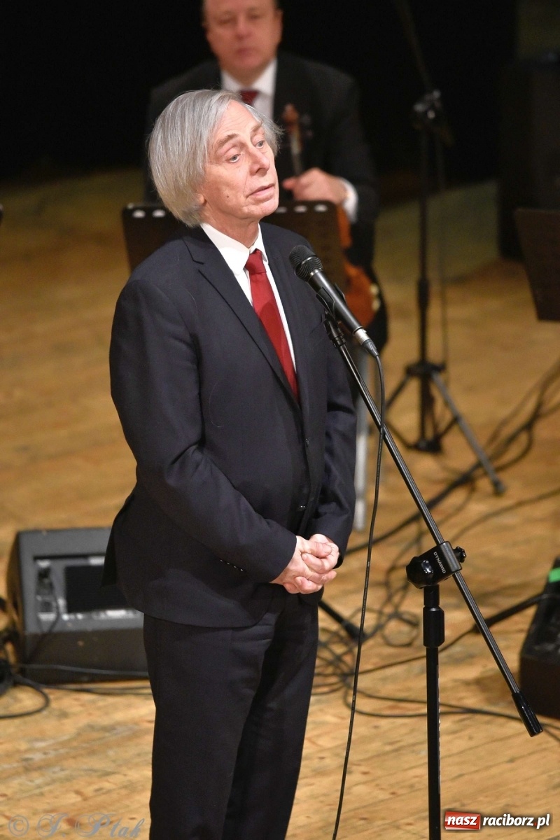 Zdjęcie w galerii na portalu naszraciborz.pl: 45 lat wspólnie na scenie. Alicja Majewska i Włodzimierz Korcz dziś w Raciborzu wiadomości z regionu