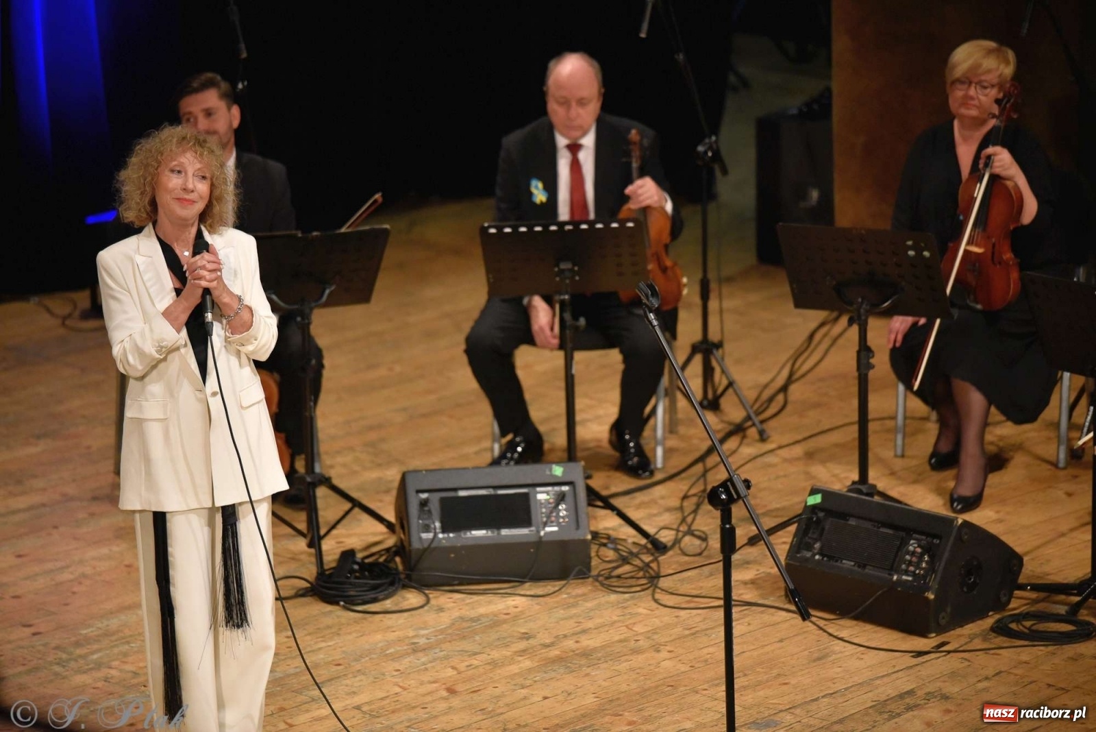 Zdjęcie w galerii na portalu naszraciborz.pl: 45 lat wspólnie na scenie. Alicja Majewska i Włodzimierz Korcz dziś w Raciborzu wiadomości z regionu