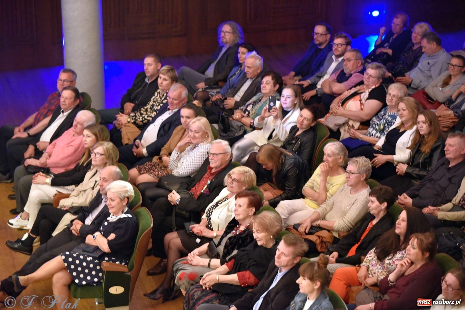 Zdjęcie w galerii na portalu naszraciborz.pl: 45 lat wspólnie na scenie. Alicja Majewska i Włodzimierz Korcz dziś w Raciborzu wiadomości z regionu