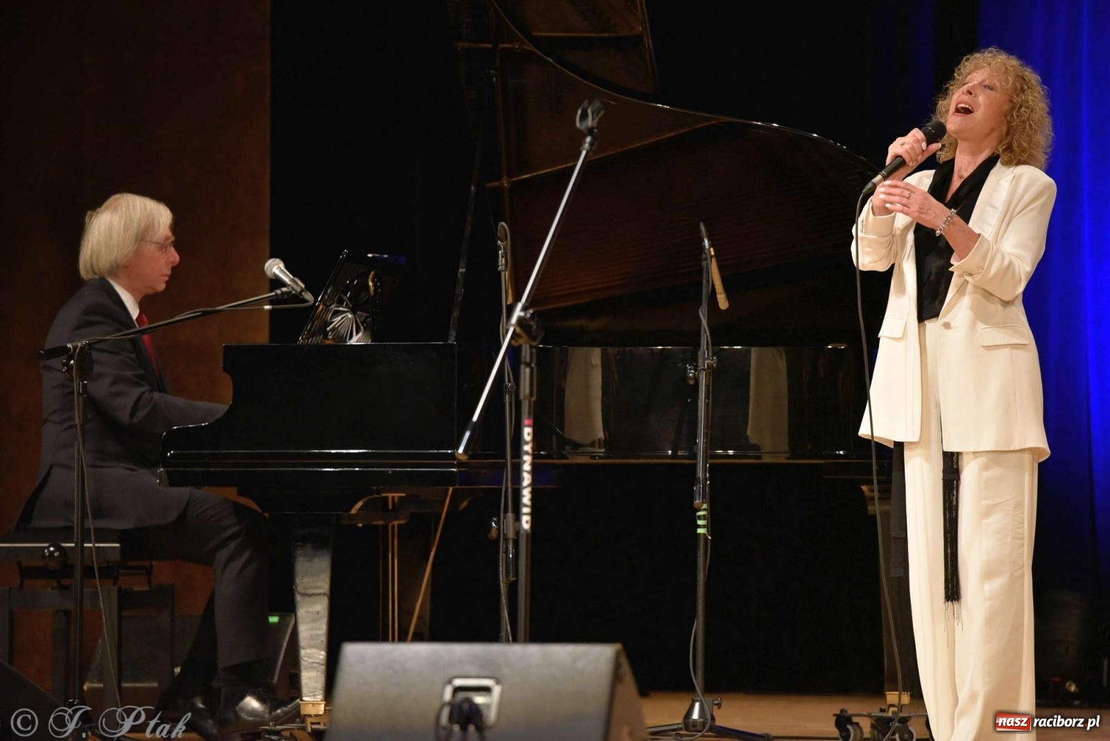 Zdjęcie w galerii na portalu naszraciborz.pl: 45 lat wspólnie na scenie. Alicja Majewska i Włodzimierz Korcz dziś w Raciborzu wiadomości z regionu