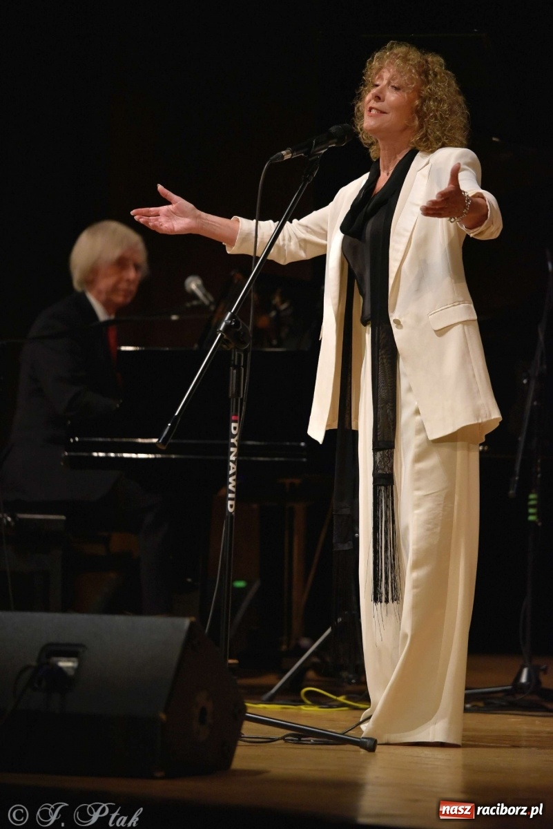 Zdjęcie w galerii na portalu naszraciborz.pl: 45 lat wspólnie na scenie. Alicja Majewska i Włodzimierz Korcz dziś w Raciborzu wiadomości z regionu
