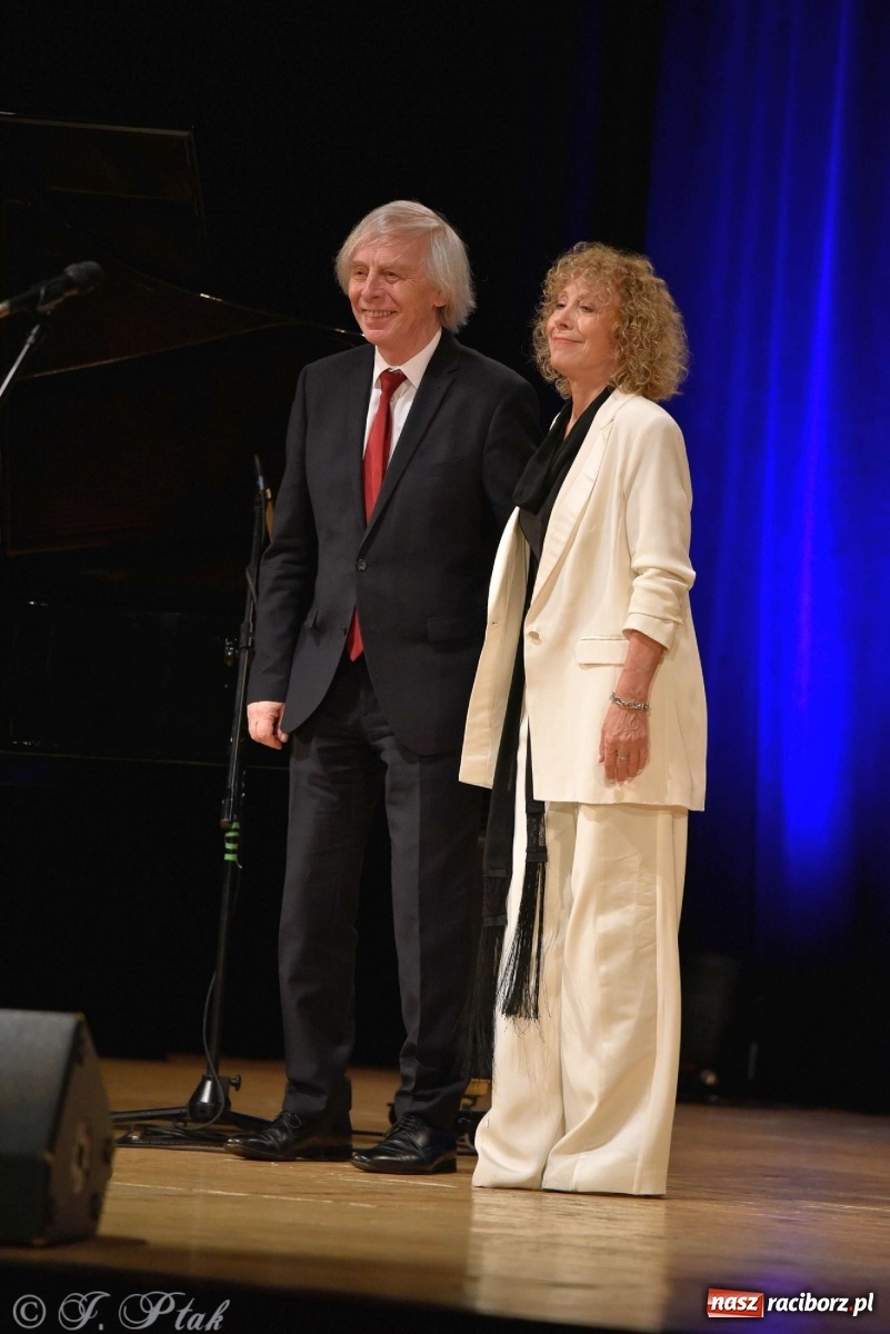 Zdjęcie w galerii na portalu naszraciborz.pl: 45 lat wspólnie na scenie. Alicja Majewska i Włodzimierz Korcz dziś w Raciborzu wiadomości z regionu
