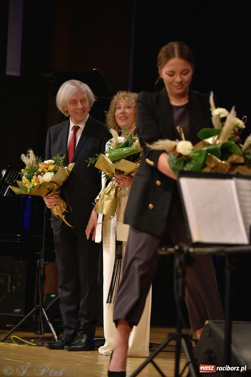 Zdjęcie w galerii na portalu naszraciborz.pl: 45 lat wspólnie na scenie. Alicja Majewska i Włodzimierz Korcz dziś w Raciborzu wiadomości z regionu