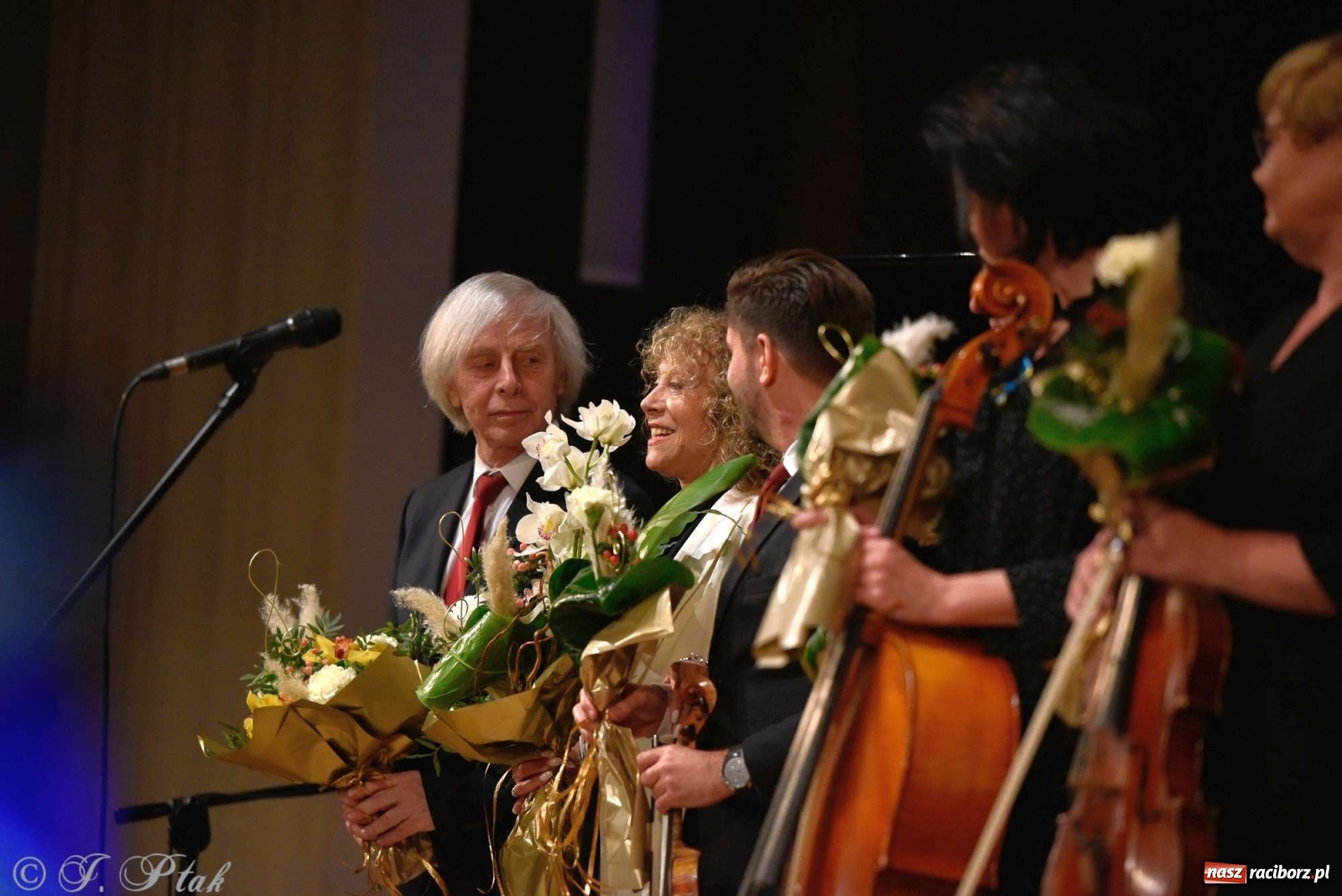 Zdjęcie w galerii na portalu naszraciborz.pl: 45 lat wspólnie na scenie. Alicja Majewska i Włodzimierz Korcz dziś w Raciborzu wiadomości z regionu