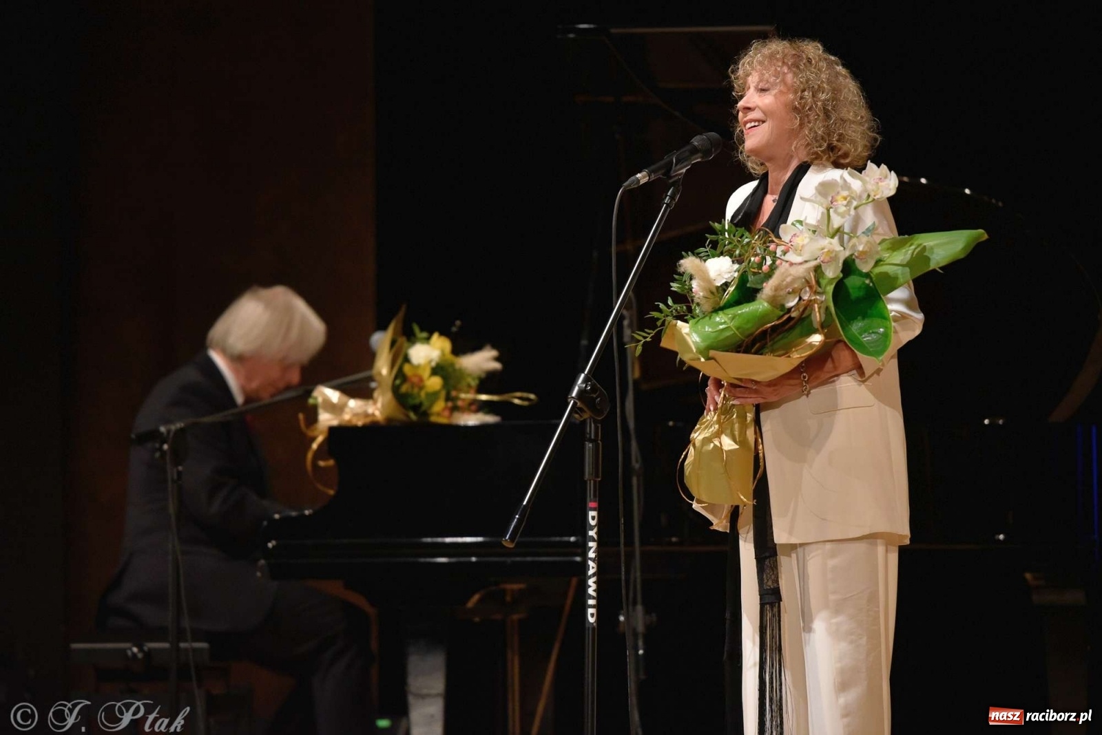Zdjęcie w galerii na portalu naszraciborz.pl: 45 lat wspólnie na scenie. Alicja Majewska i Włodzimierz Korcz dziś w Raciborzu wiadomości z regionu