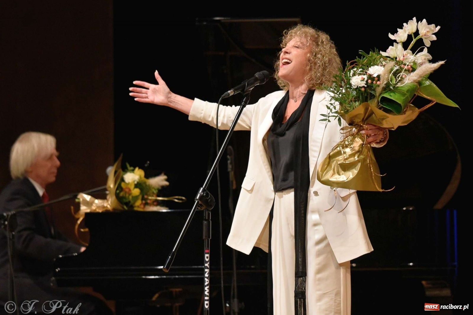 Zdjęcie w galerii na portalu naszraciborz.pl: 45 lat wspólnie na scenie. Alicja Majewska i Włodzimierz Korcz dziś w Raciborzu wiadomości z regionu