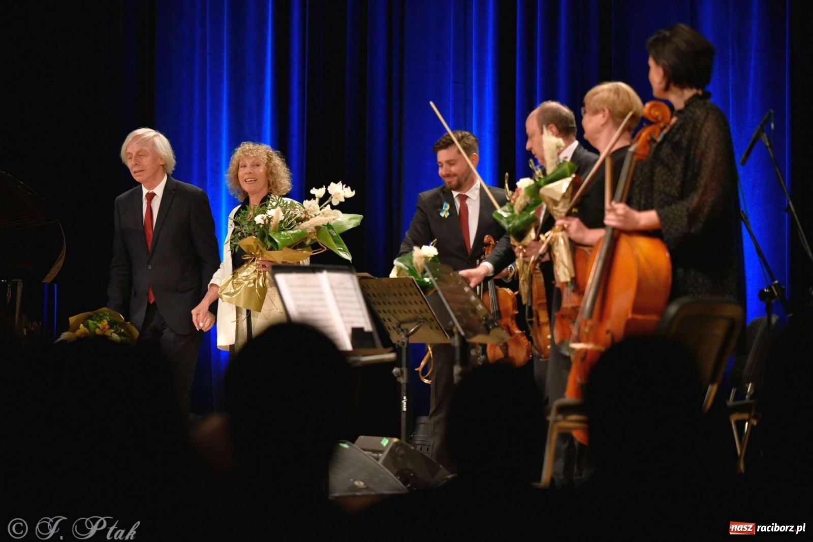 Zdjęcie w galerii na portalu naszraciborz.pl: 45 lat wspólnie na scenie. Alicja Majewska i Włodzimierz Korcz dziś w Raciborzu wiadomości z regionu