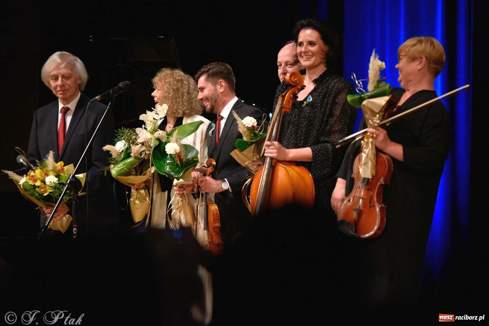 Zdjęcie w galerii na portalu naszraciborz.pl: 45 lat wspólnie na scenie. Alicja Majewska i Włodzimierz Korcz dziś w Raciborzu wiadomości z regionu