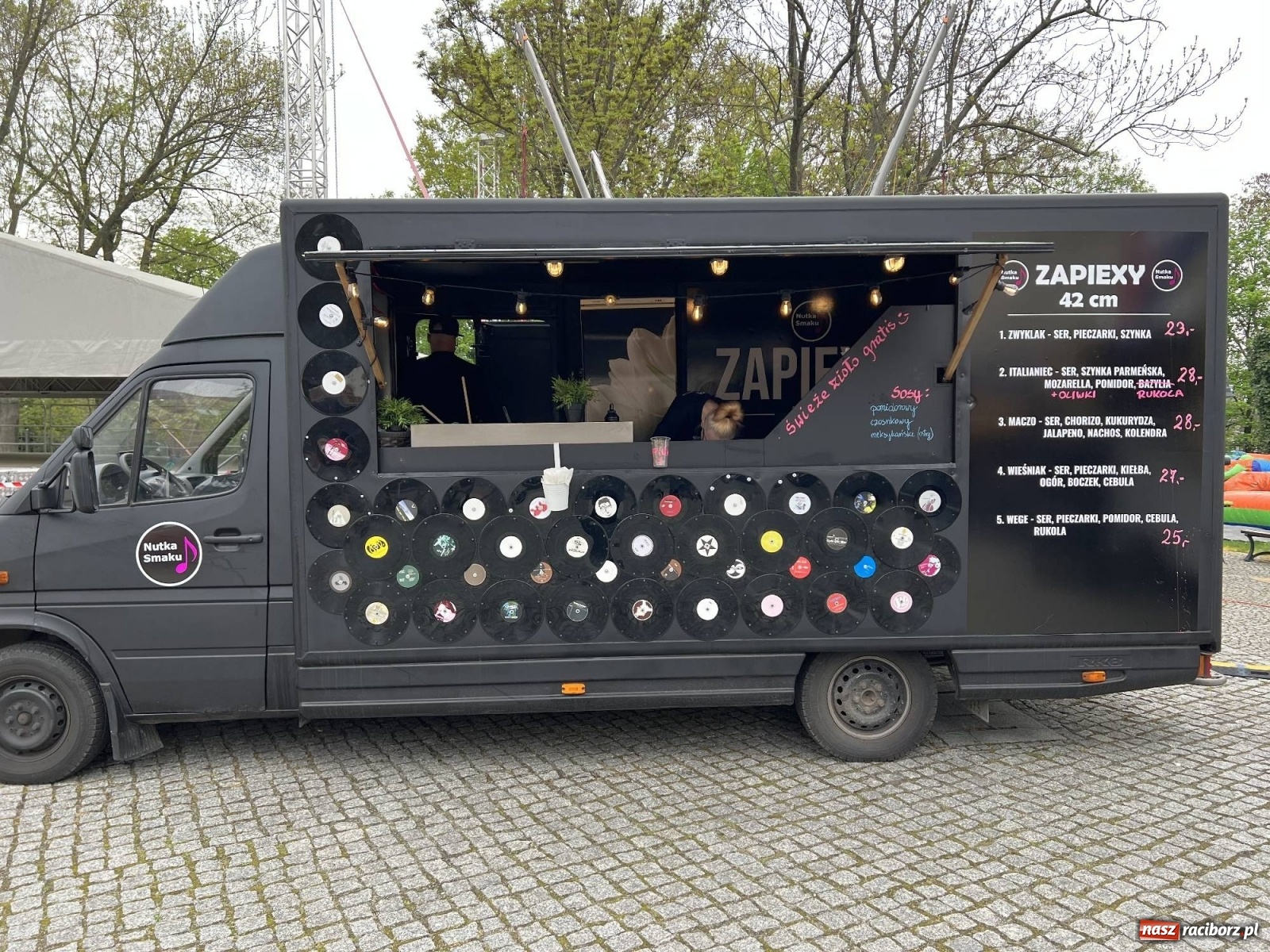 Zdjęcie w galerii na portalu naszraciborz.pl: Food trucki znów zagościły na zamku wiadomości z regionu