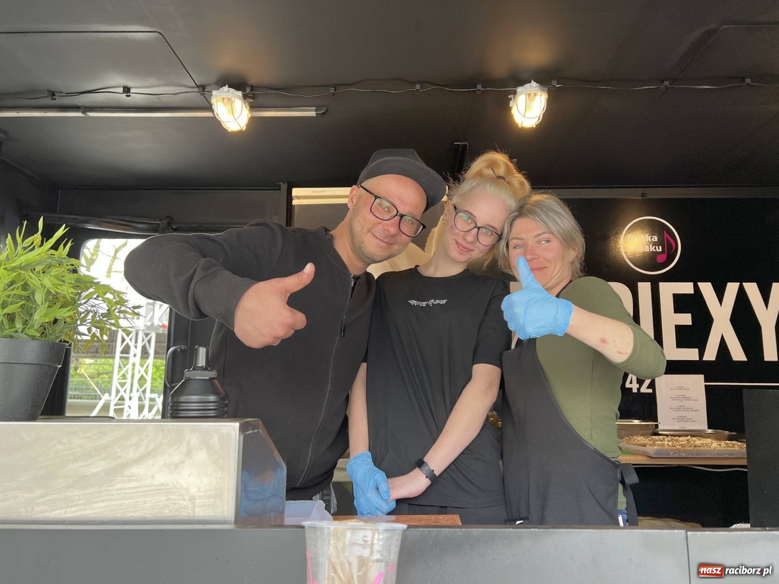 Zdjęcie w galerii na portalu naszraciborz.pl: Food trucki znów zagościły na zamku wiadomości z regionu