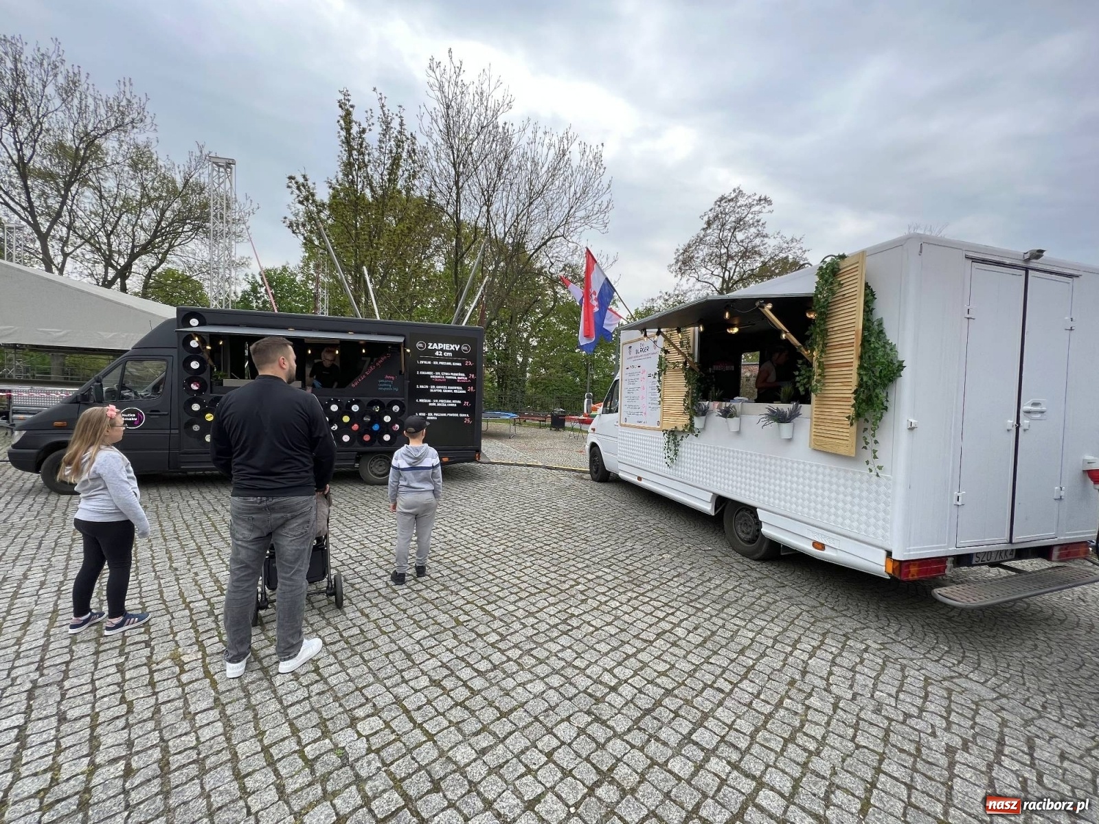Zdjęcie w galerii na portalu naszraciborz.pl: Food trucki znów zagościły na zamku wiadomości z regionu