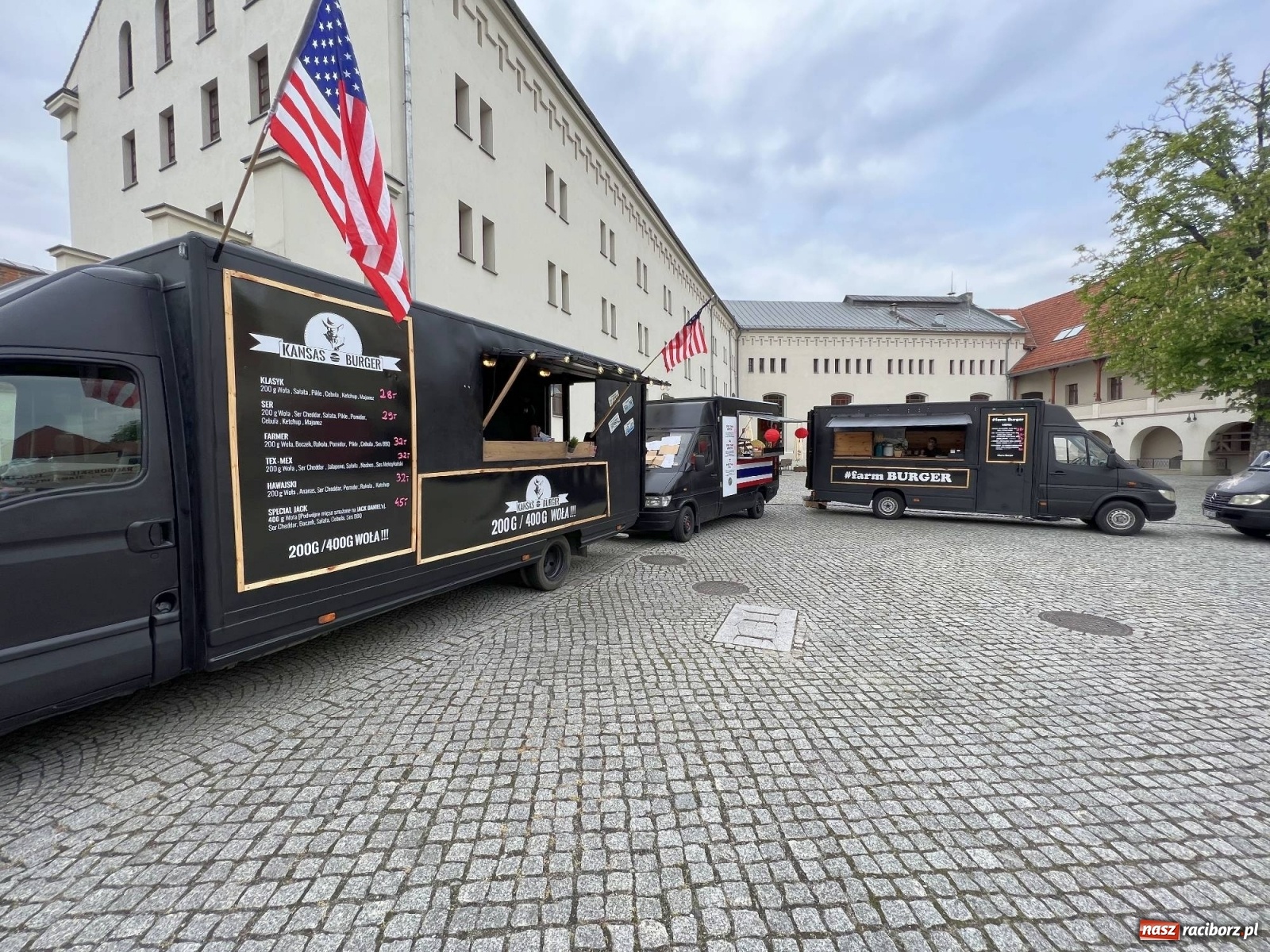 Zdjęcie w galerii na portalu naszraciborz.pl: Food trucki znów zagościły na zamku wiadomości z regionu