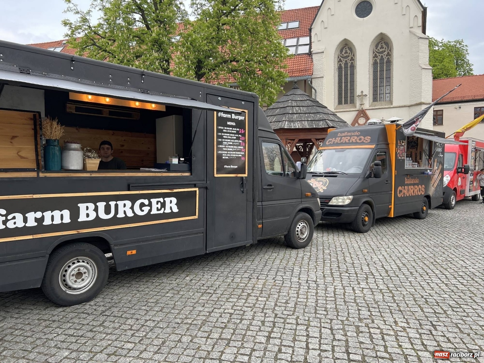 Zdjęcie w galerii na portalu naszraciborz.pl: Food trucki znów zagościły na zamku wiadomości z regionu