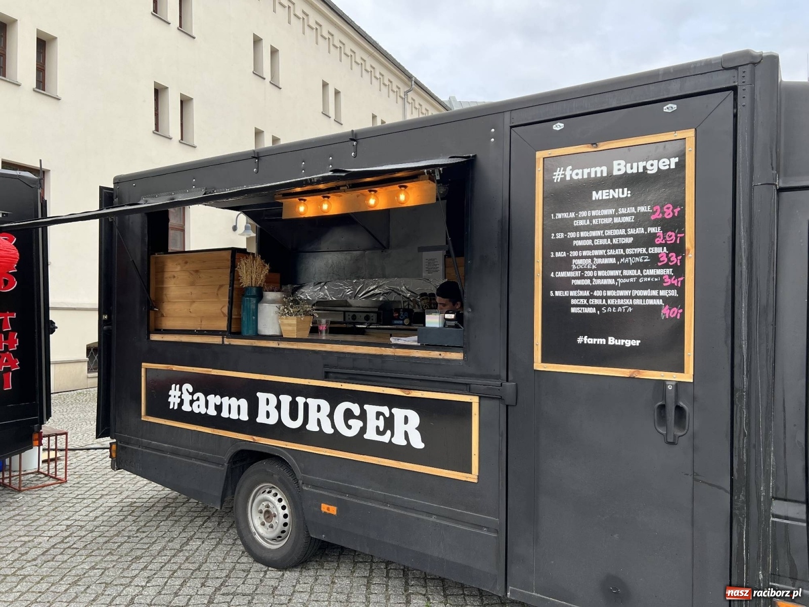 Zdjęcie w galerii na portalu naszraciborz.pl: Food trucki znów zagościły na zamku wiadomości z regionu