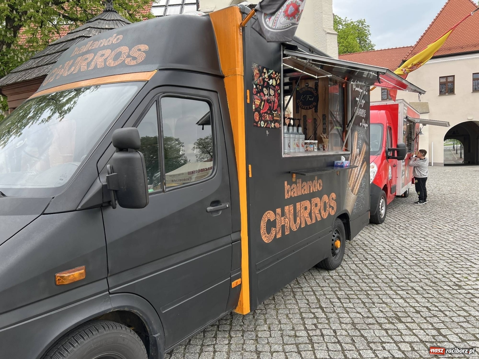 Zdjęcie w galerii na portalu naszraciborz.pl: Food trucki znów zagościły na zamku wiadomości z regionu