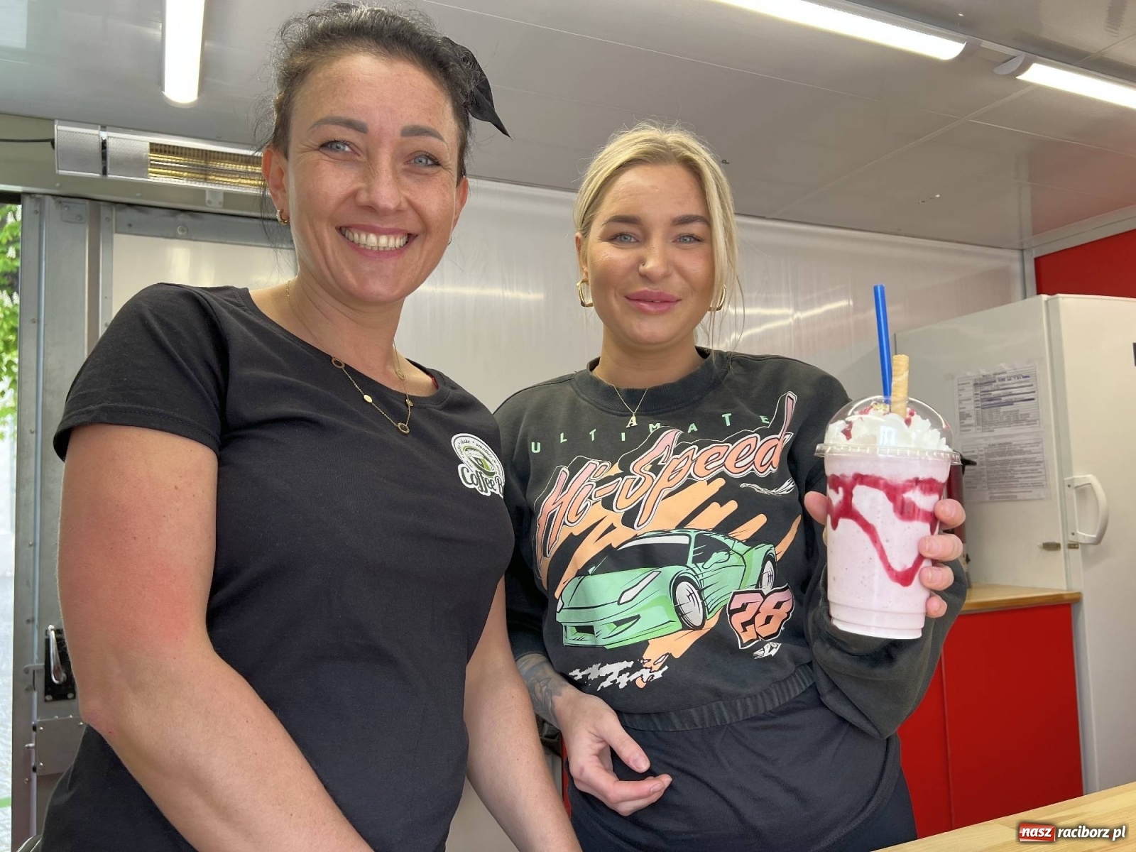 Zdjęcie w galerii na portalu naszraciborz.pl: Food trucki znów zagościły na zamku wiadomości z regionu