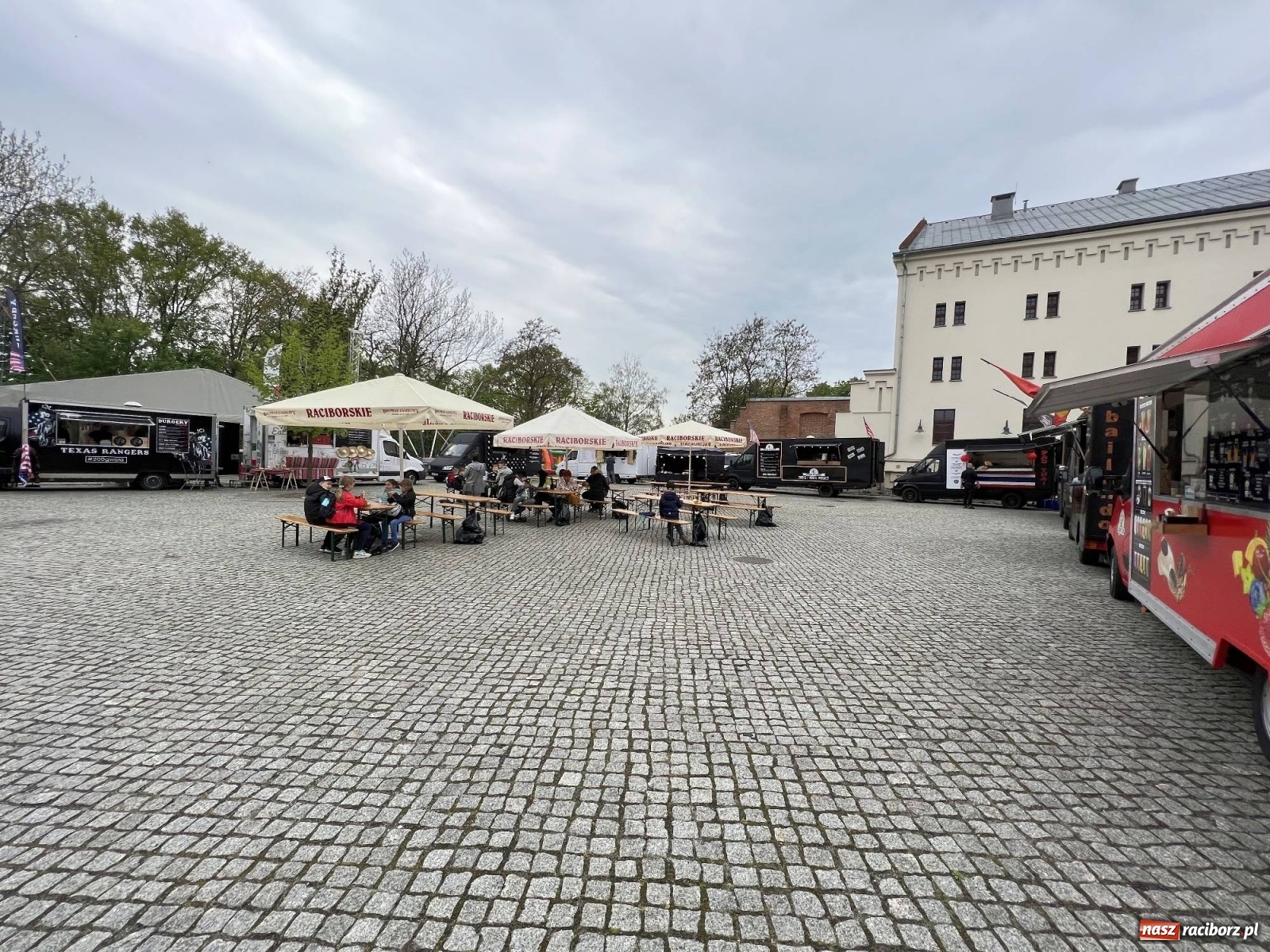 Zdjęcie w galerii na portalu naszraciborz.pl: Food trucki znów zagościły na zamku wiadomości z regionu